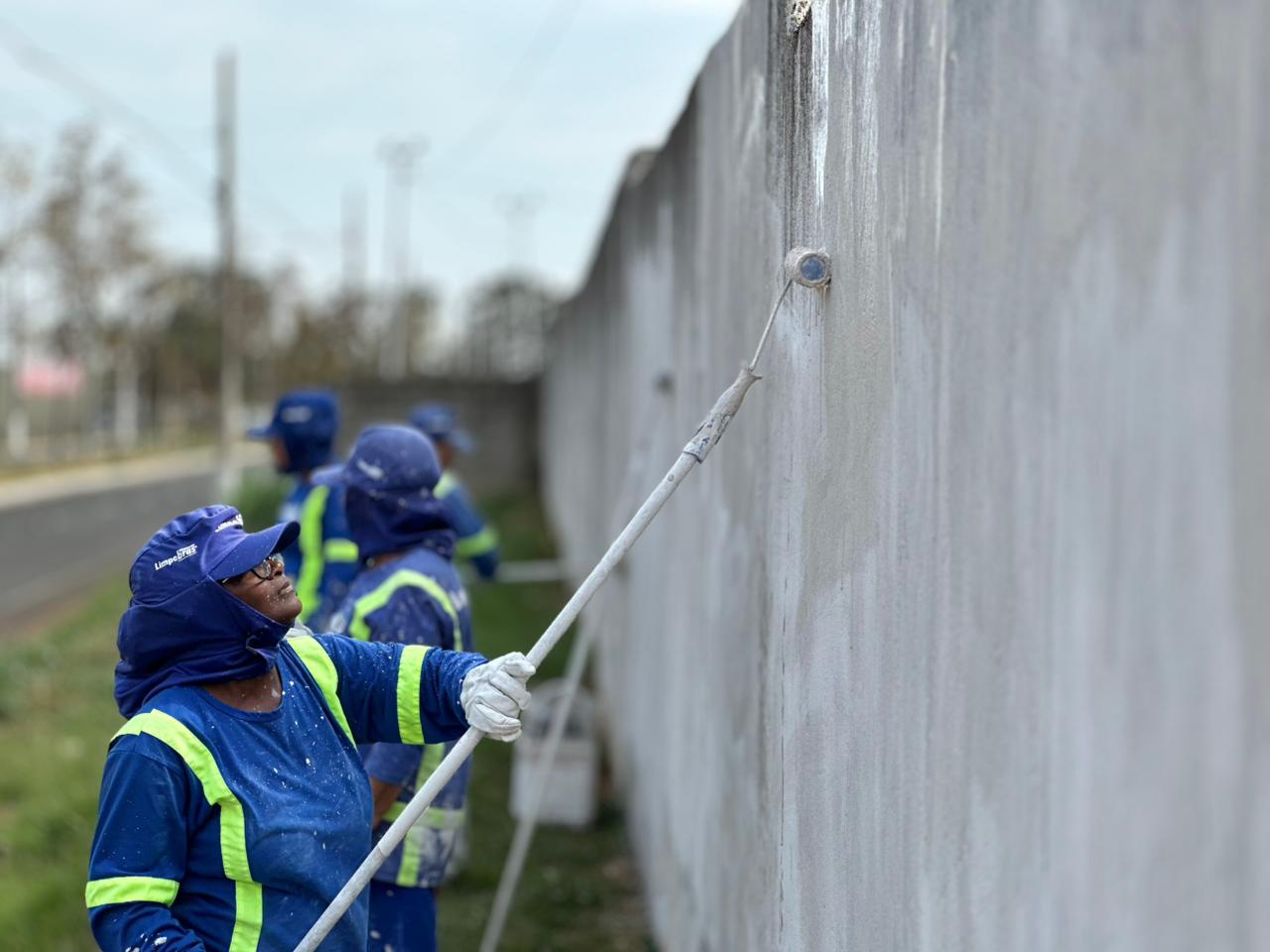 Prefeitura de Araxá intensifica limpeza e manutenção dos cemitérios para o Dia de Finados