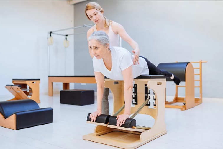 Dia Nacional da Luta do Paciente Reumático (30/10): Fisioterapeuta destaca o papel do Pilates no controle da dor