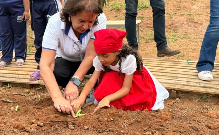 Projeto Produzindo e Aprendendo leva hortas educativas a 10 escolas de Araxá