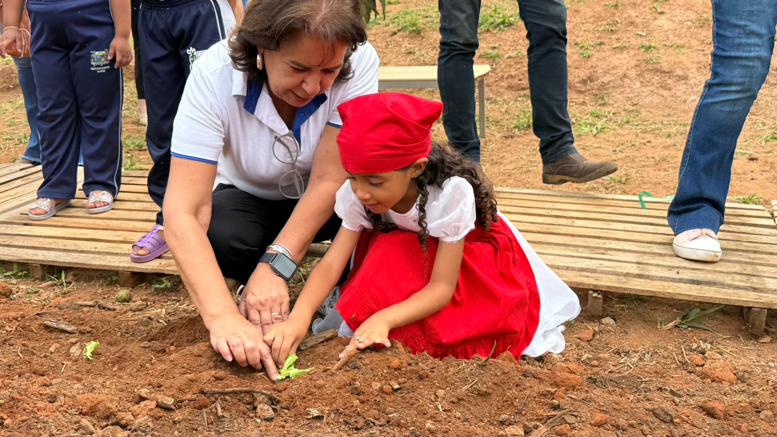 Projeto Produzindo e Aprendendo leva hortas educativas a 10 escolas de Araxá