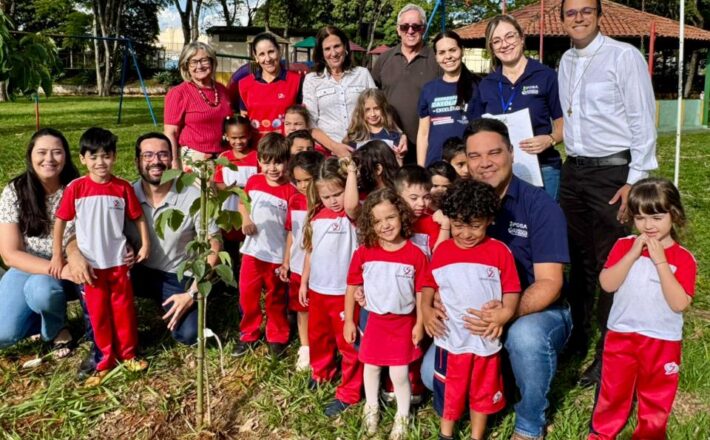 Raízes do Futuro: Raphael Rios realiza plantio no Colégio Dom Bosco