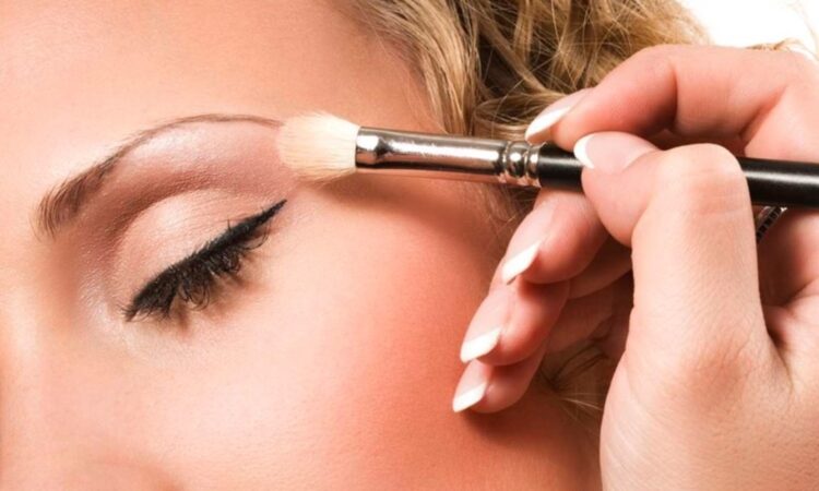 Mau uso de produtos de beleza causa doenças nos olhos