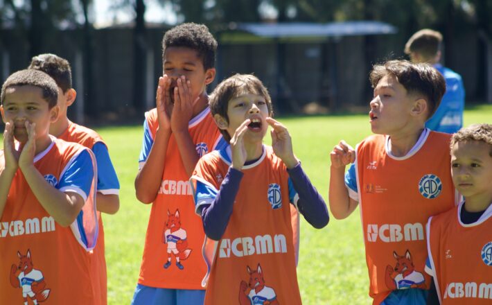 Muito além do futebol: Projeto Dínamo Lobinho ensina valores por meio de atividades lúdicas