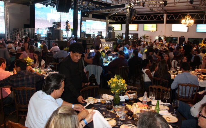 Fazenda de Araxá é premiada como maior vendedor de bovinos de 2025 em leilões são premiados em Uberaba