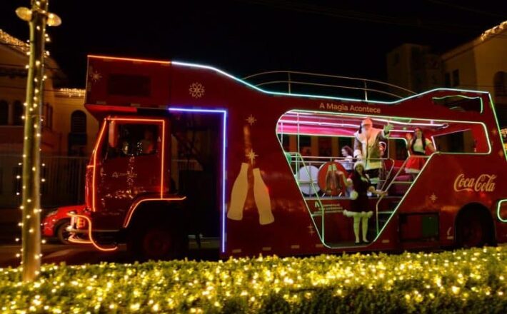 Papai Noel chega hoje na Caravana da Coca-Cola e abre o FestNatal; saiba como acompanhar