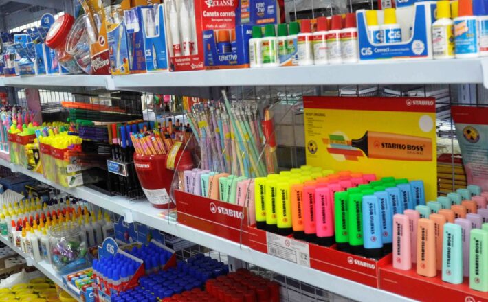 Procon Araxá orienta pais e responsáveis a ficarem atentos às listas de material escolar