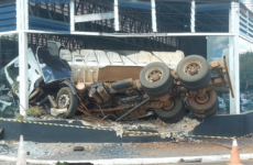 Caminhão com falha nos freios atinge carro e invade loja na Avenida Wilson Borges