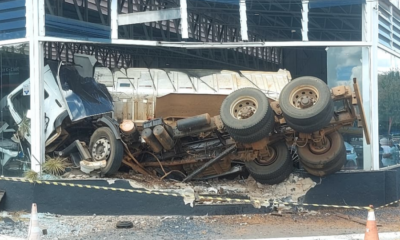 Caminhão com falha nos freios atinge carro e invade loja na Avenida Wilson Borges