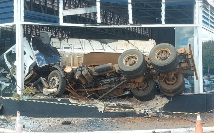 Caminhão com falha nos freios atinge carro e invade loja na Avenida Wilson Borges