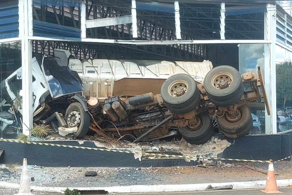 Caminhão com falha nos freios atinge carro e invade loja na Avenida Wilson Borges