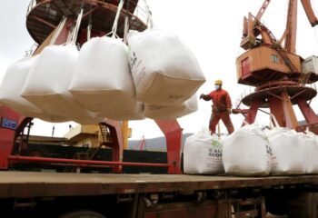 Brasil registra recorde na importação de fertilizantes e amplia exportações agrícolas em 2025