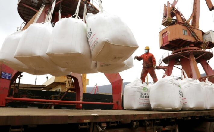 Brasil registra recorde na importação de fertilizantes e amplia exportações agrícolas em 2025