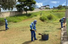 Prefeitura de Araxá reforça capina mecanizada no período chuvoso em locais estratégicos na cidade