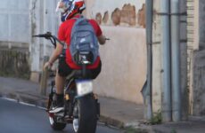 Prefeitura de Araxá reforça exigência da CNH e novas regras para circulação de motos elétricas