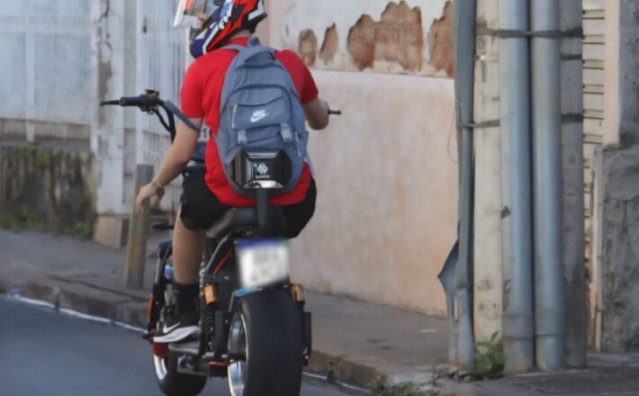 Prefeitura de Araxá reforça exigência da CNH e novas regras para circulação de motos elétricas