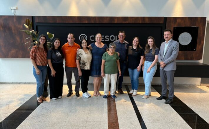 Participantes do Projeto Ativa Idade visitam a sede nacional da Cresol