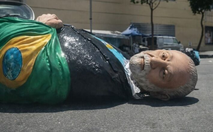 Carnaval ou palanque? Homenagem a Lula termina em rebaixamento e amplia desgaste político