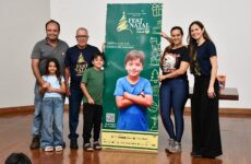 Famílias recebem totens da exposição do FestNatal Araxá – 160 anos