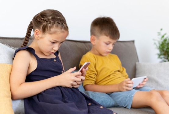 ECA Digital entra em vigor e impõe novas regras para proteção de crianças e adolescentes na internet