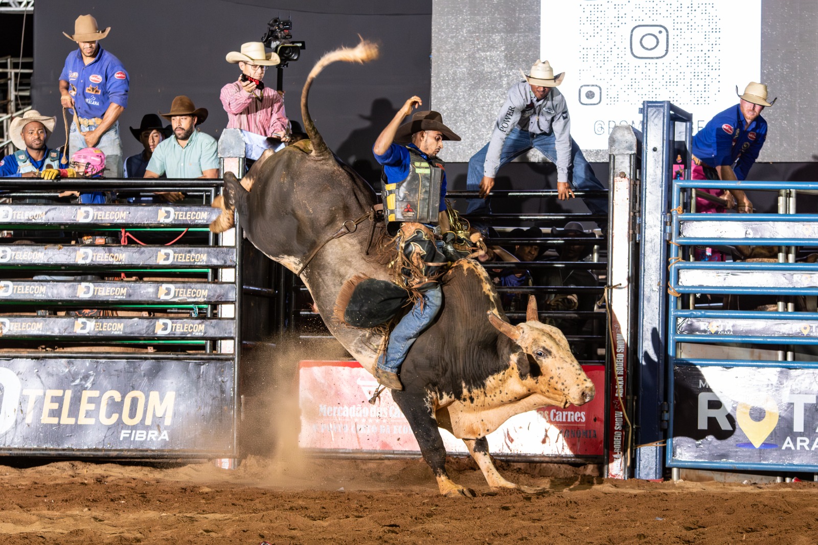 Vinícius Arcanjo é o grande campeão do rodeio do Araxá Rodeio Show