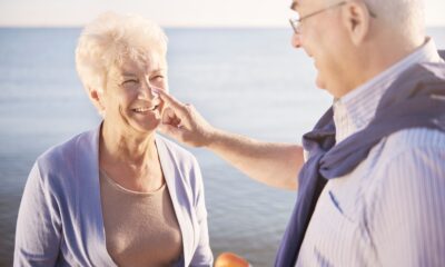 Sol, pele e longevidade: por que os cuidados dermatológicos na terceira idade devem ir além do verão
