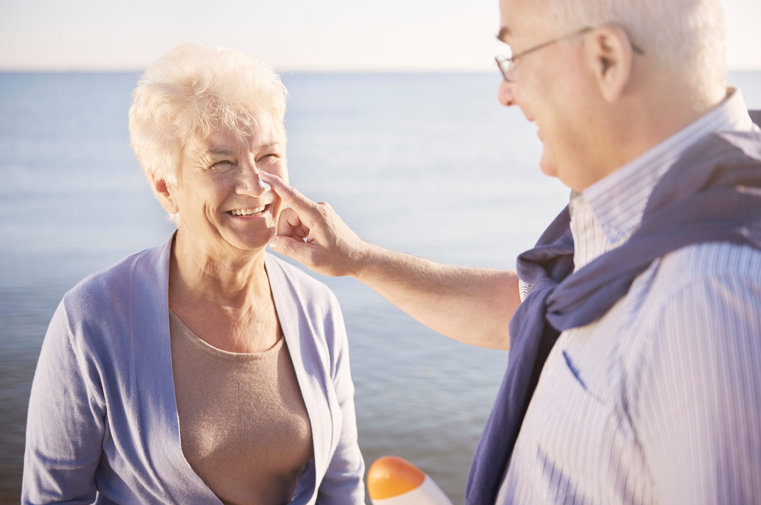 Sol, pele e longevidade: por que os cuidados dermatológicos na terceira idade devem ir além do verão