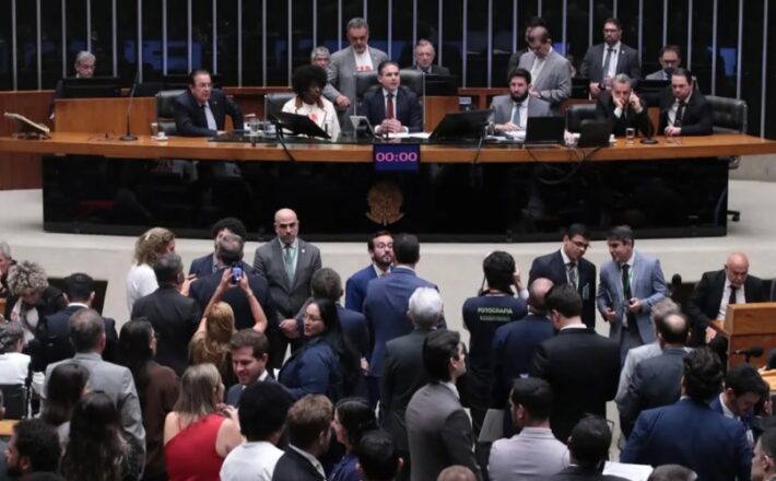 O fim da escala 6×1 foi vendido como vitória social. Mas o Congresso transformou um debate sério em palanque eleitoral.