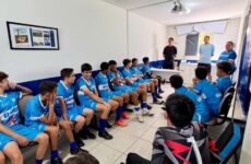 Ex-atletas do Dínamo visitam Projeto Lobinho Transformando Vidas e compartilham experiências no futebol