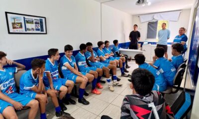 Ex-atletas do Dínamo visitam Projeto Lobinho Transformando Vidas e compartilham experiências no futebol