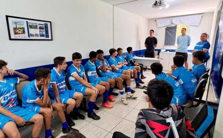 Ex-atletas do Dínamo visitam Projeto Lobinho Transformando Vidas e compartilham experiências no futebol