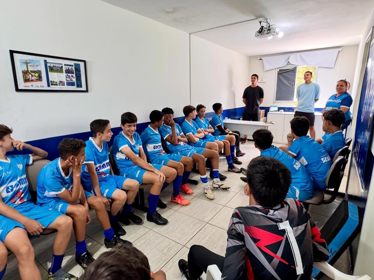 Ex-atletas do Dínamo visitam Projeto Lobinho Transformando Vidas e compartilham experiências no futebol