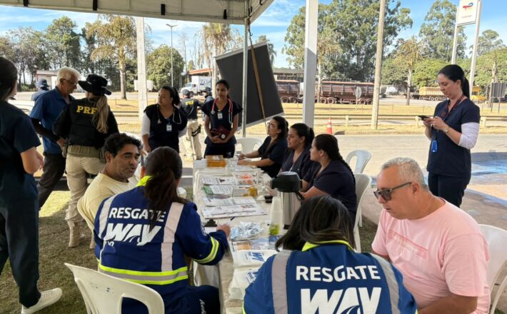 Way-262 realiza ação educativa em parceria com a PRF e UniAraxá durante o Maio Amarelo