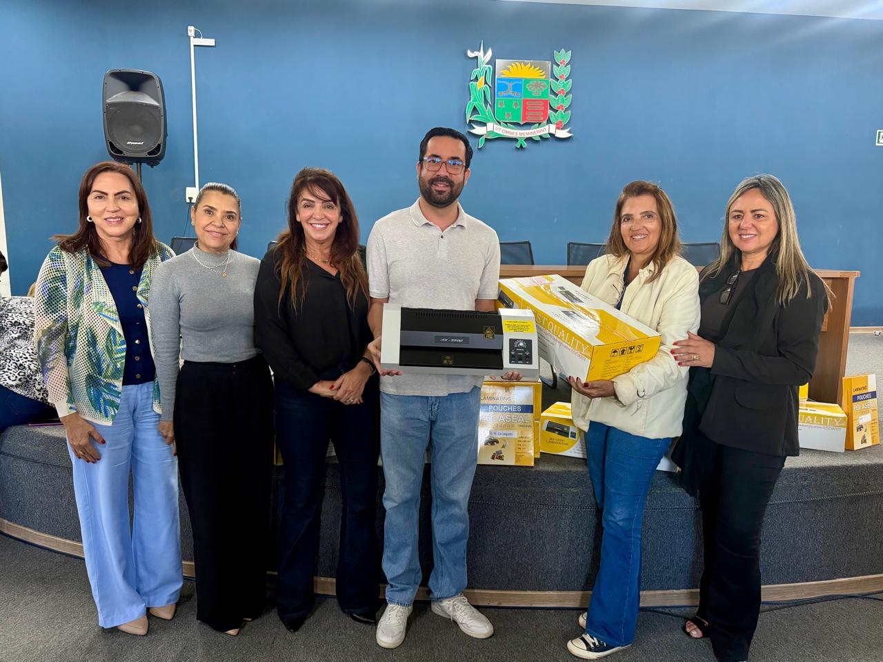Prefeitura de Araxá entrega plastificadoras para escolas com educação em tempo integral