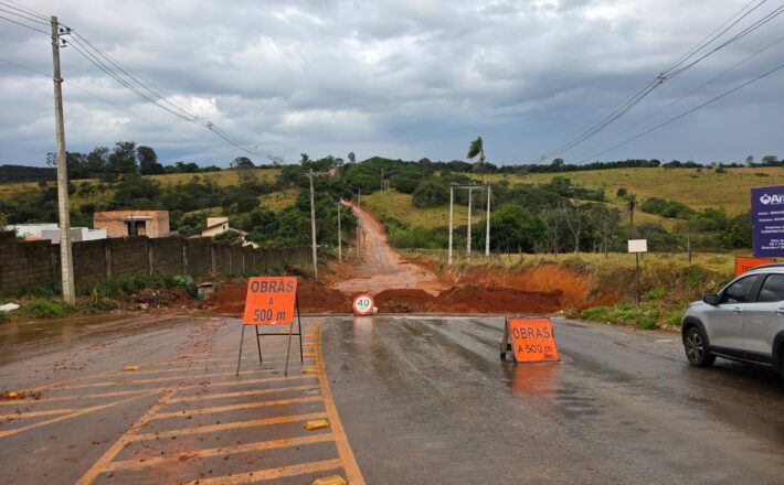Acesso ao Mourão Rachado é interditado para execução de pavimentação asfáltica
