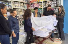 Projeto Teia Sustentável: Fundação Cultural entrega cobertores de tecidos reaproveitados à Equoterapia Prosseguir