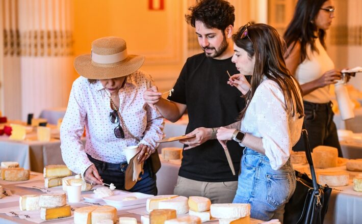 Mil queijos e três horas para degustar: saiba como participar da experiência mais disputada da ExpoQueijo Brasil