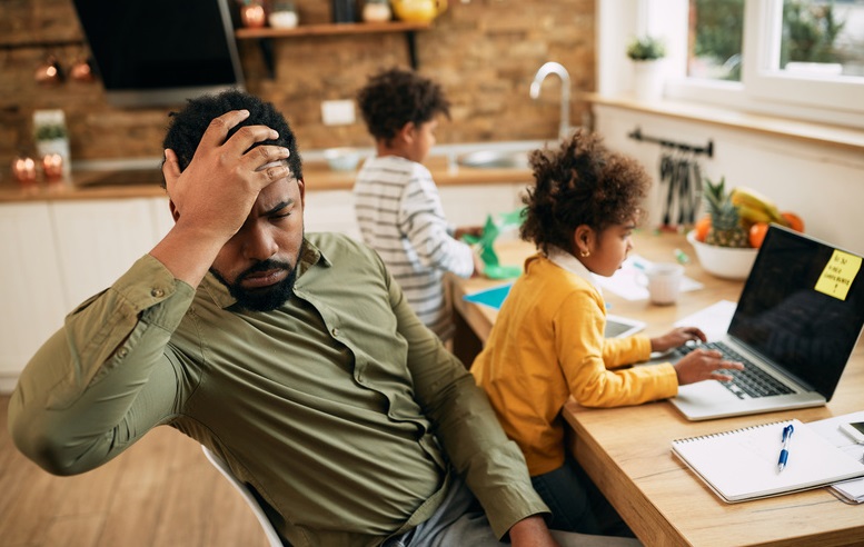 Férias para os filhos, estresse para os pais: como enfrentar os desafios da rotina durante o recesso escolar