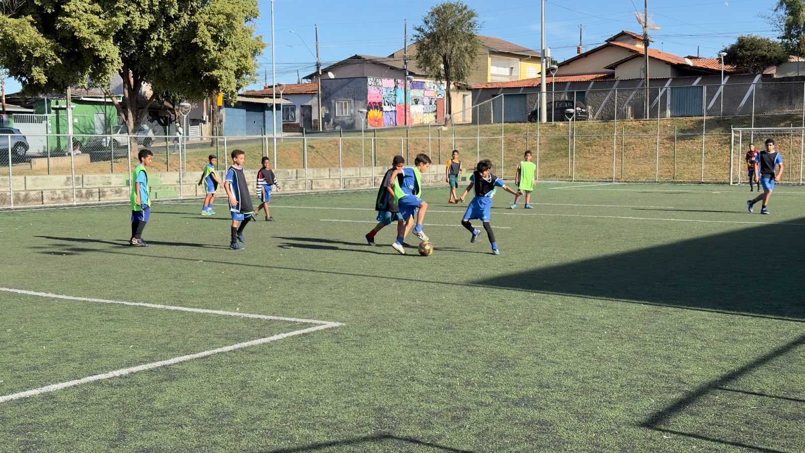 Prefeitura de Araxá oferece aulas gratuitas de futebol para crianças e adolescentes;