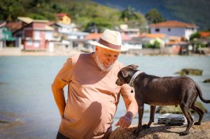 A narrativa de um cão que começa no abandono e termina no afeto 