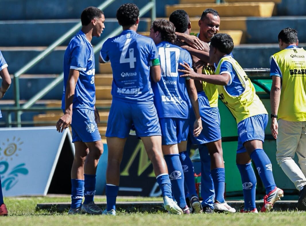 Dínamo vence Inter de São Gotardo por 2 a 0 e assume liderança do Grupo D no Mineiro Sub-17