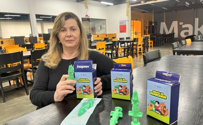 Professora da Uniube cria revestimento em formato de jacaré para reduzir o medo das crianças na vacinação 