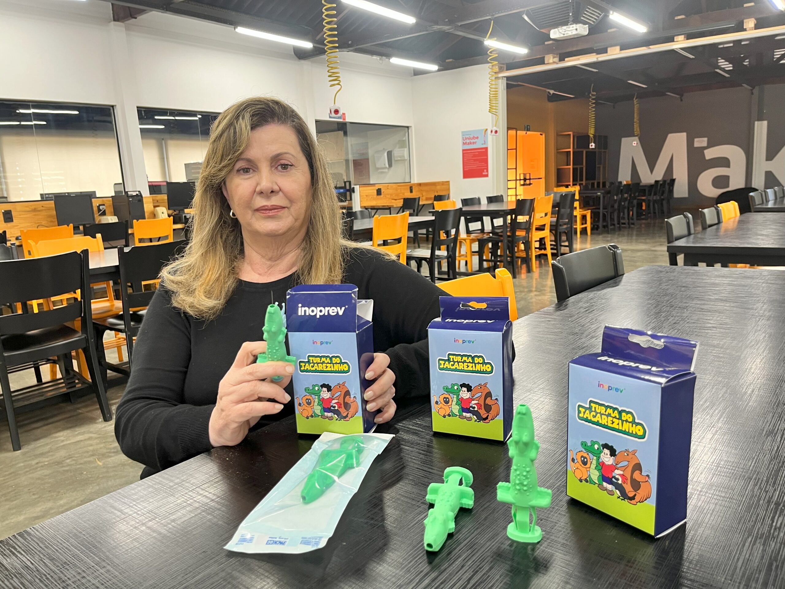 Professora da Uniube cria revestimento em formato de jacaré para reduzir o medo das crianças na vacinação 