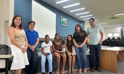 Prefeitura de Araxá entrega novos óculos a 27 estudantes da rede municipal de ensino