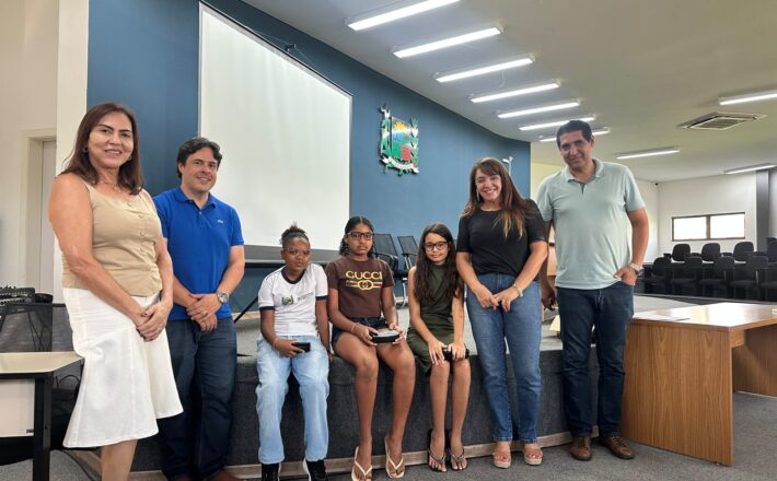 Prefeitura de Araxá entrega novos óculos a 27 estudantes da rede municipal de ensino