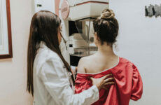 Números de casos de Câncer de Mama tem aumentado em mulheres mais jovens